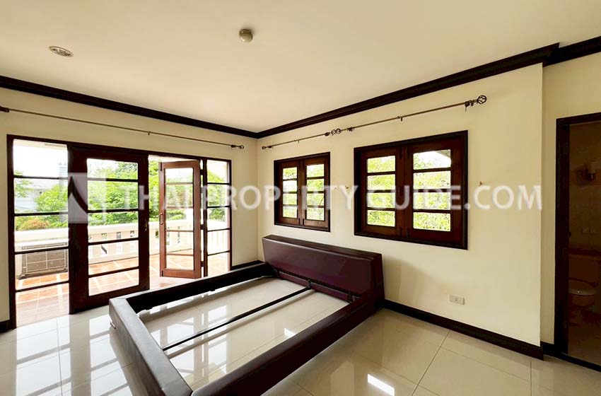 House with Shared Pool in Bangnatrad 